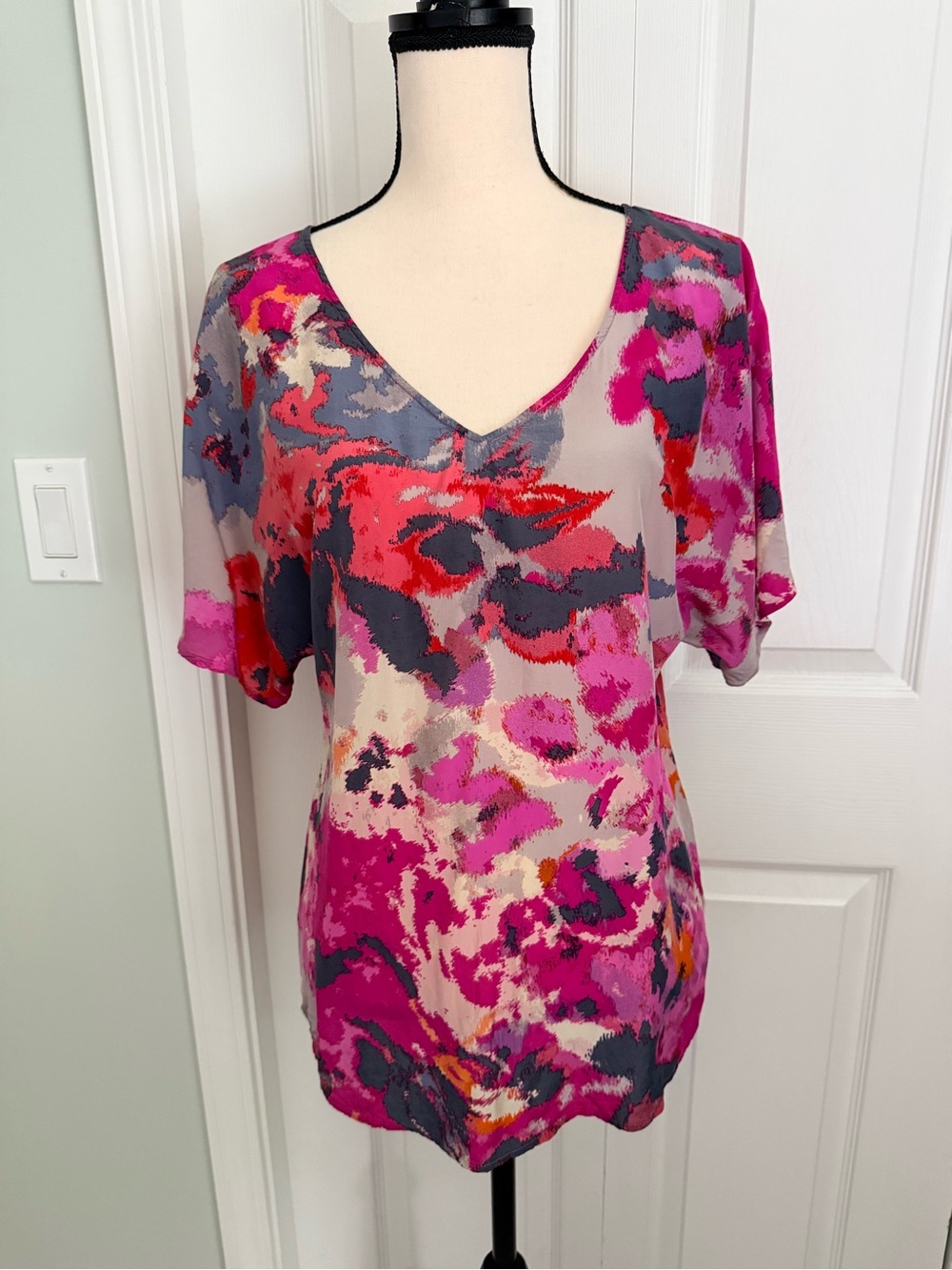 Halogen Silk Blend Floral V Neck Blouse XS Pink Abstract Watercolor Short Sleeve